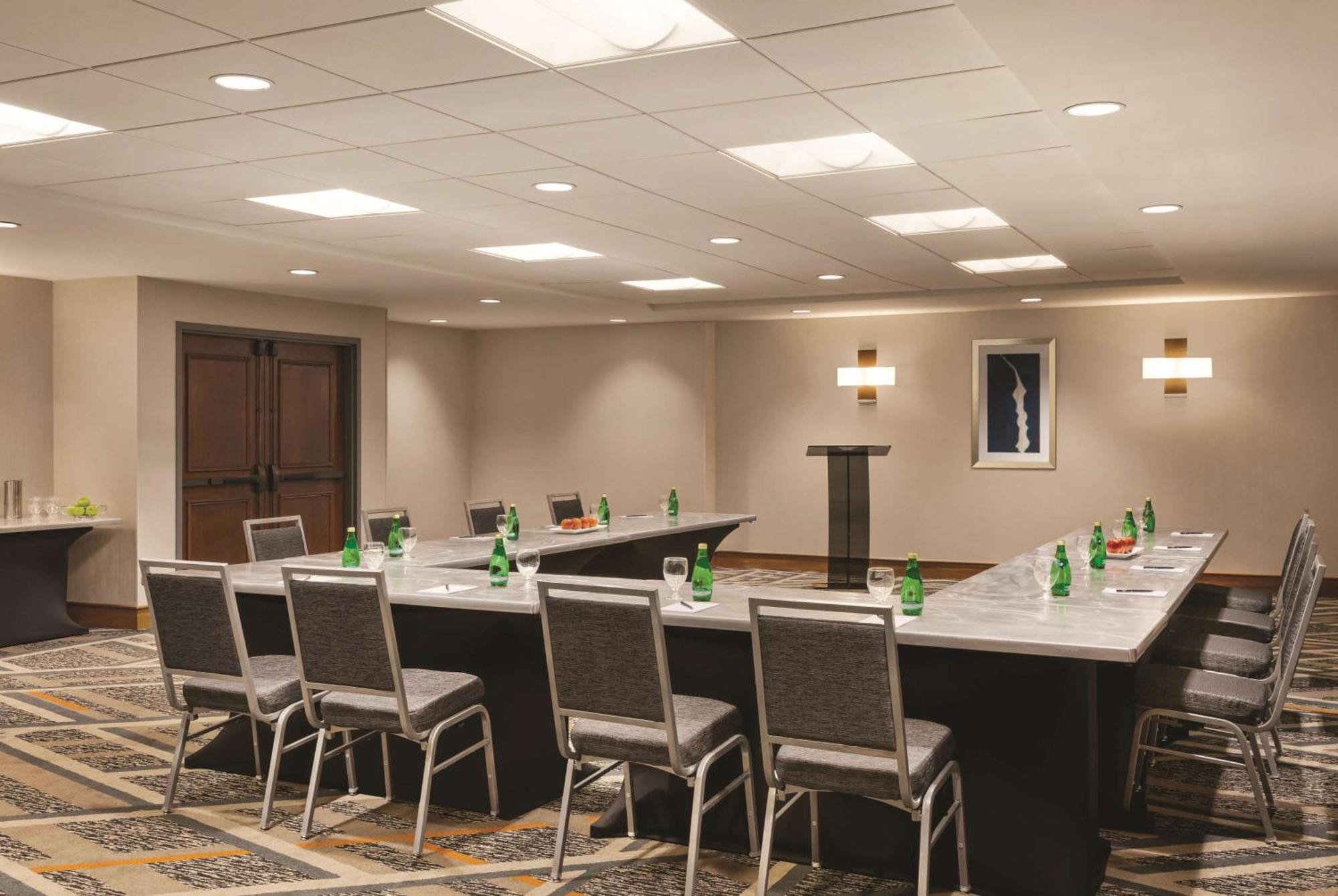 Hilton Knoxville Airport Alcoa Exterior photo